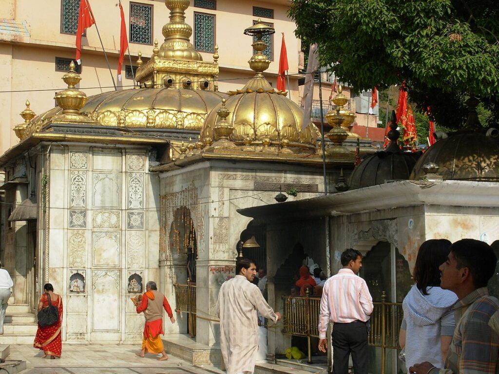 Pilgrims entering Jawalamukhi Temple